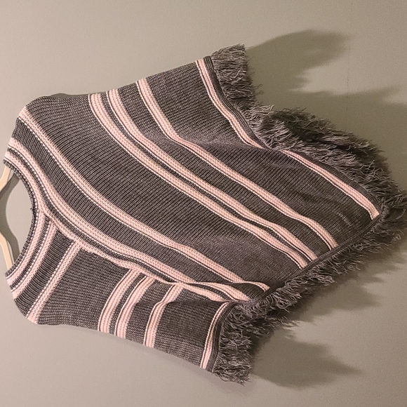 Striped fringe knit shrug - Picture 4 of 4